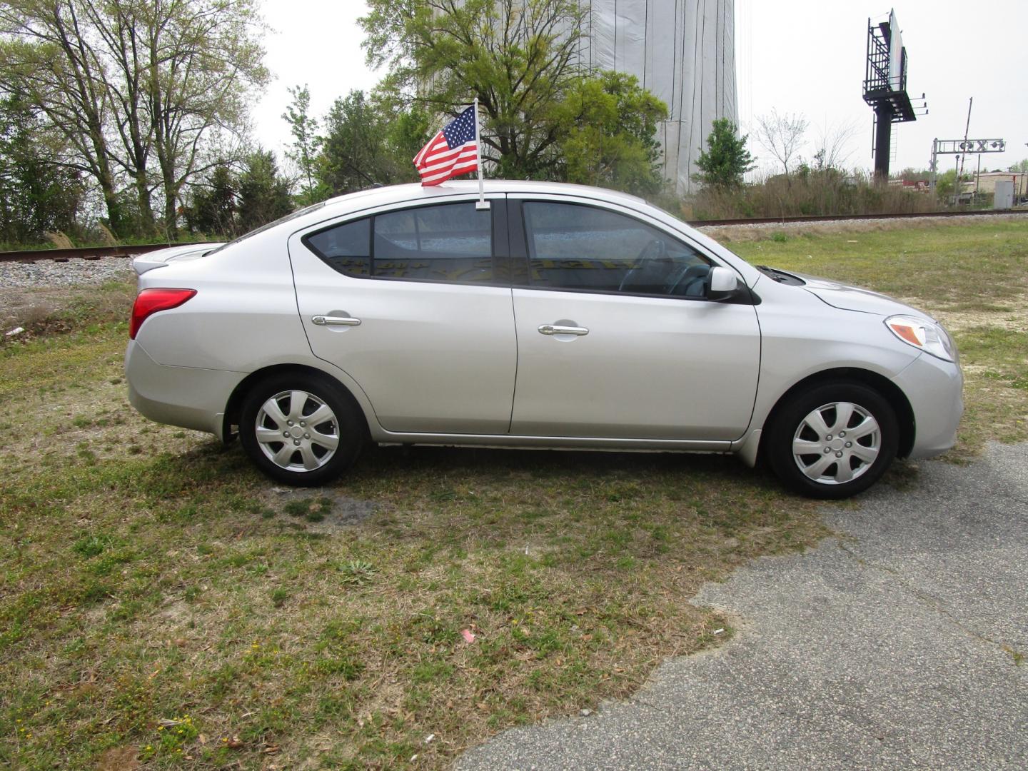 2014 Silver Nissan Versa 1.6 S 5M (3N1CN7AP1EL) with an 1.6L L4 DOHC 16V engine, 5-Speed Automatic transmission, located at 2553 Airline Blvd, Portsmouth, VA, 23701, (757) 488-8331, 36.813889, -76.357597 - Down Payment: $799 Weekly Payment: $75 APR: 23.9% Repayment Terms: 42 Months ***CALL ELIZABETH SMITH - DIRECTOR OF MARKETING @ 757-488-8331 TO SCHEDULE YOUR APPOINTMENT TODAY AND GET PRE-APPROVED RIGHT OVER THE PHONE*** - Photo#4